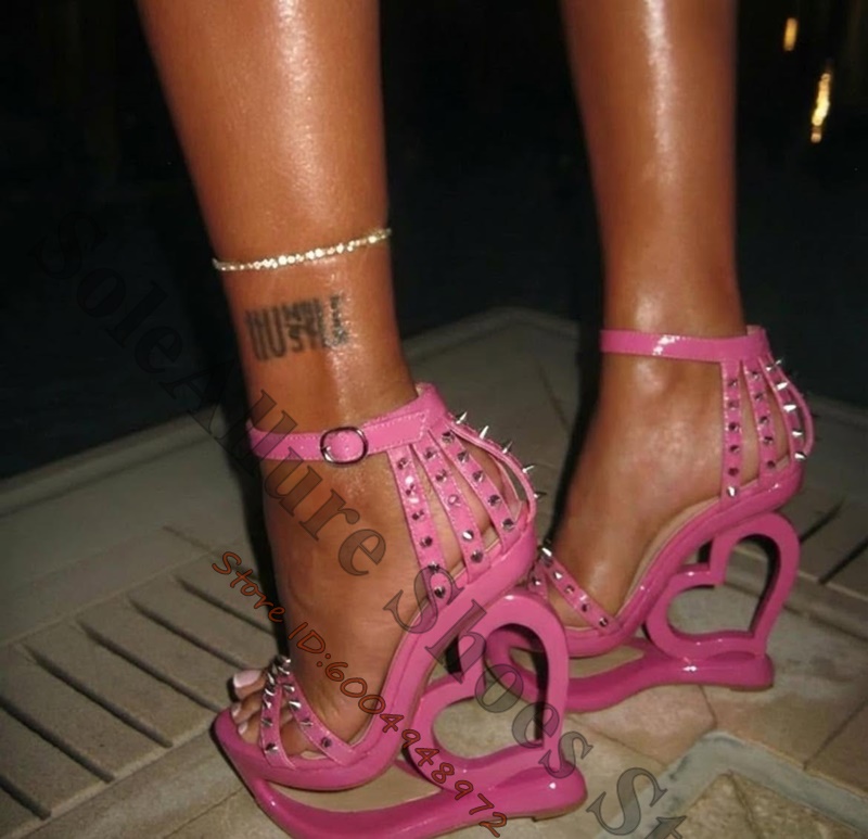Hot Pink Spike Stud Caged Hear - Metallic Heel Sandal recension och pris