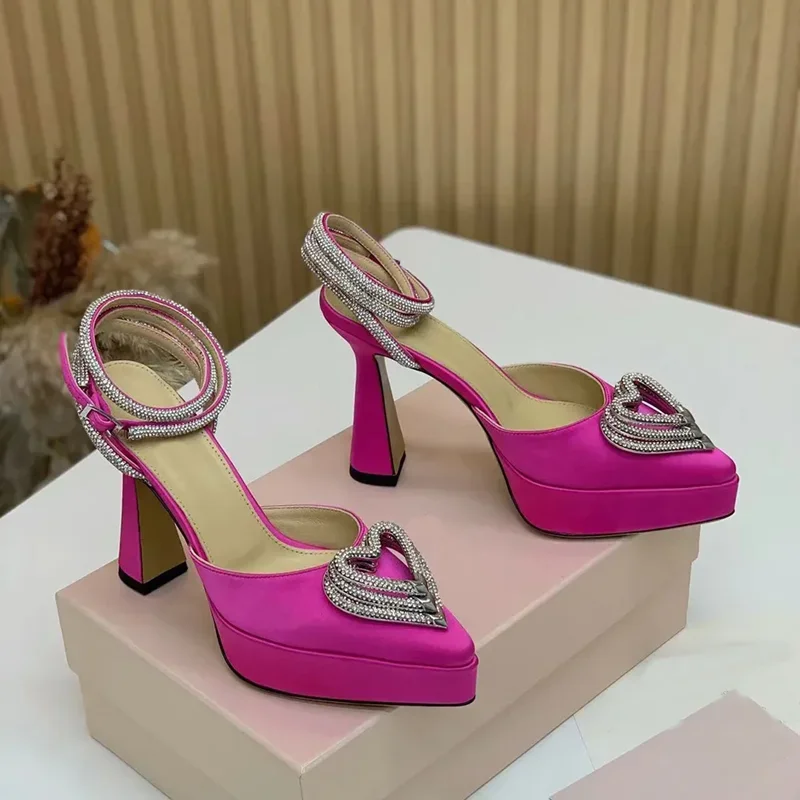 Platform Crystal Love Decorati - Metallic Heel Sandal recension och pris