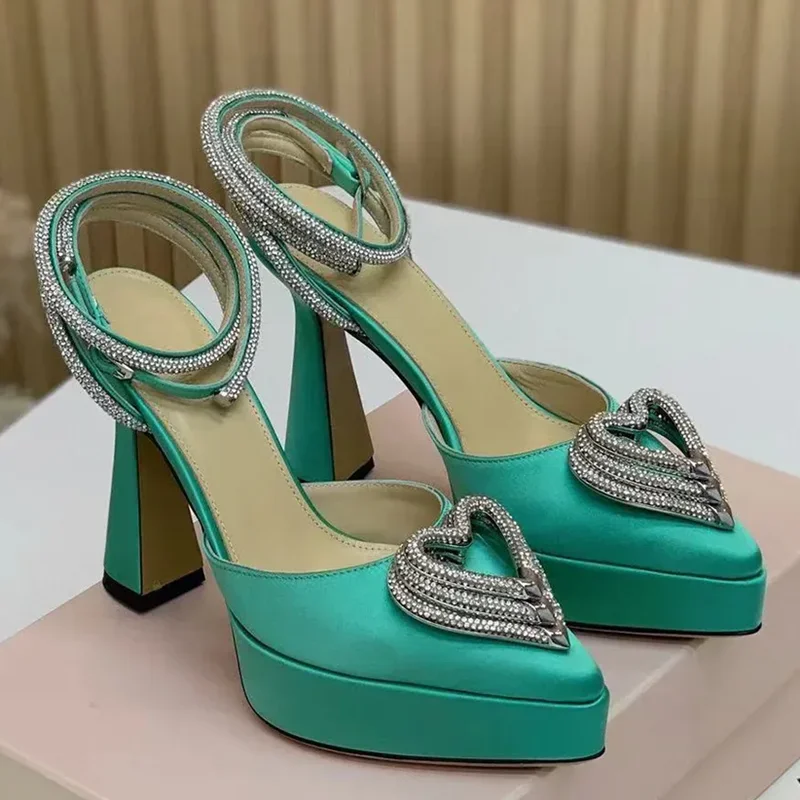 Platform Crystal Love Decorati - Metallic Heel Sandal recension och pris