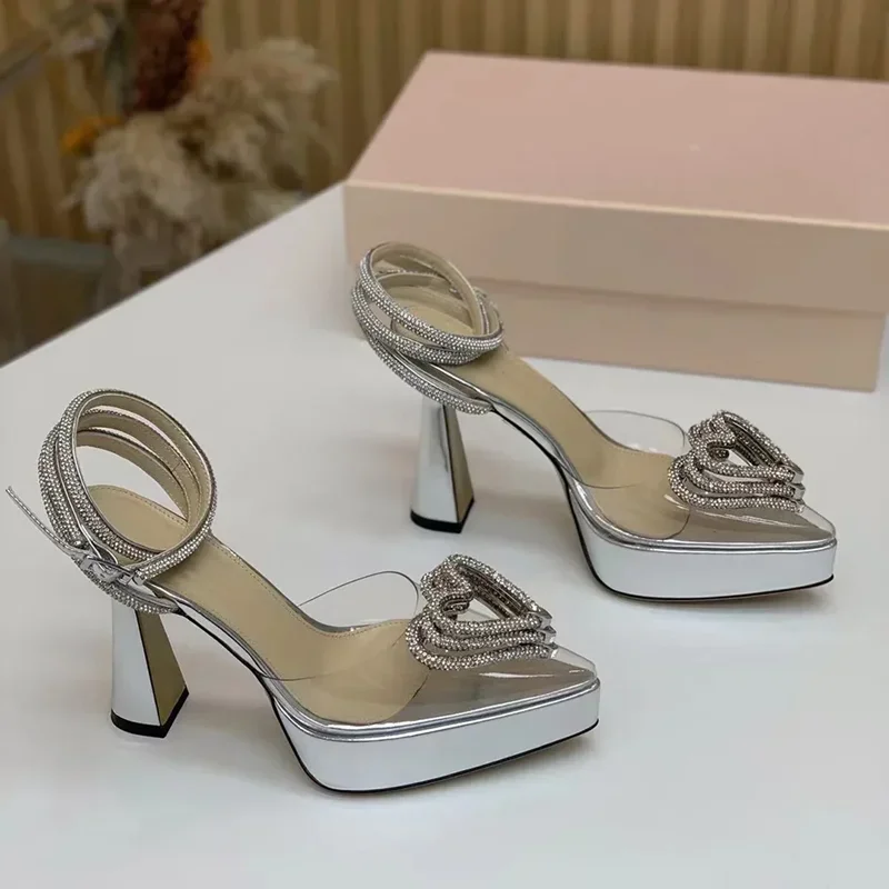 Platform Crystal Love Decorati - Metallic Heel Sandal recension och pris